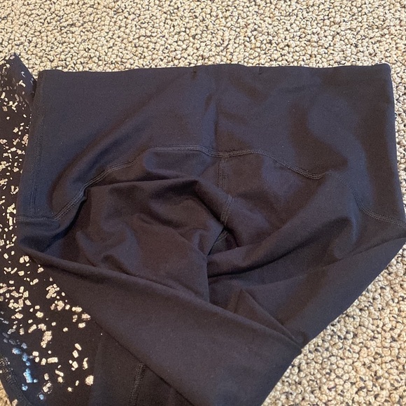 Spanx Capris Black w/ Gold Flecks Leggings Size Medium in EUC - Picture 3 of 8